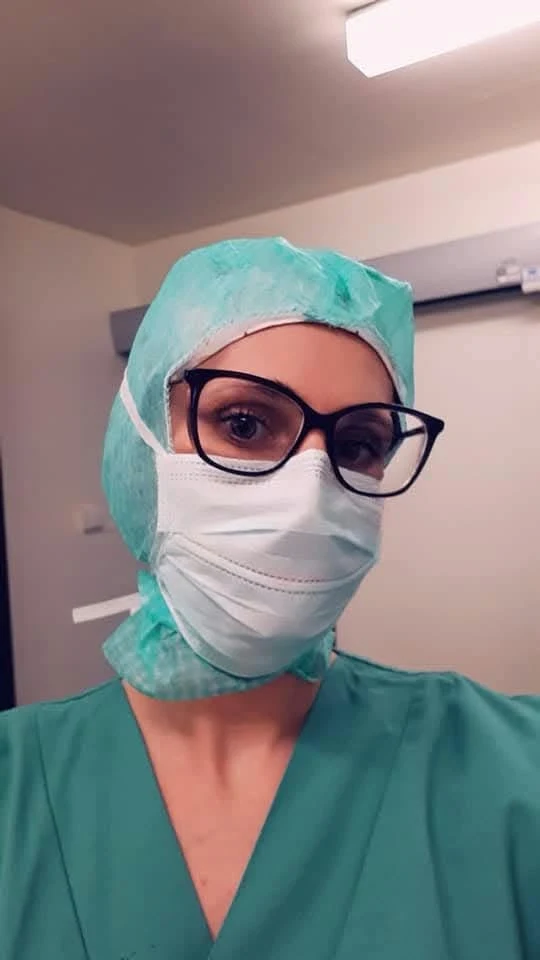 Maud Williame en tenue de bloc opératoire